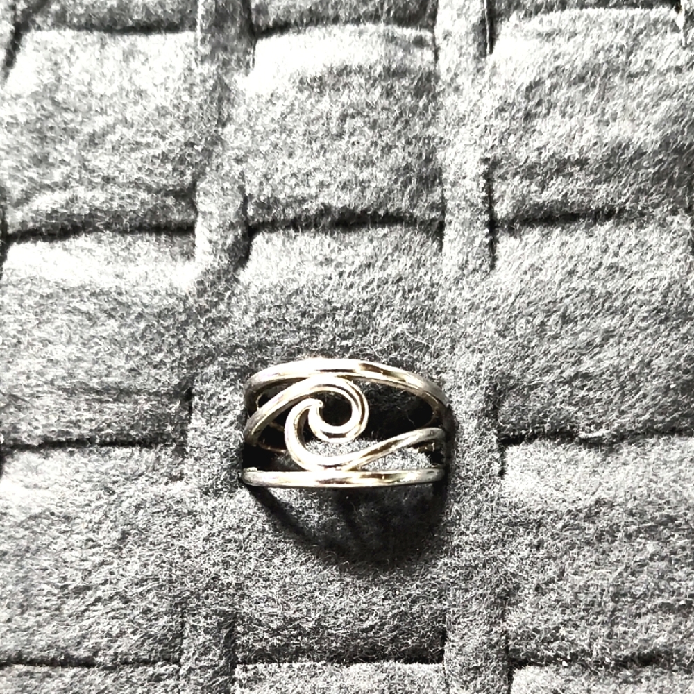 Elegant Silver Swirl Ring